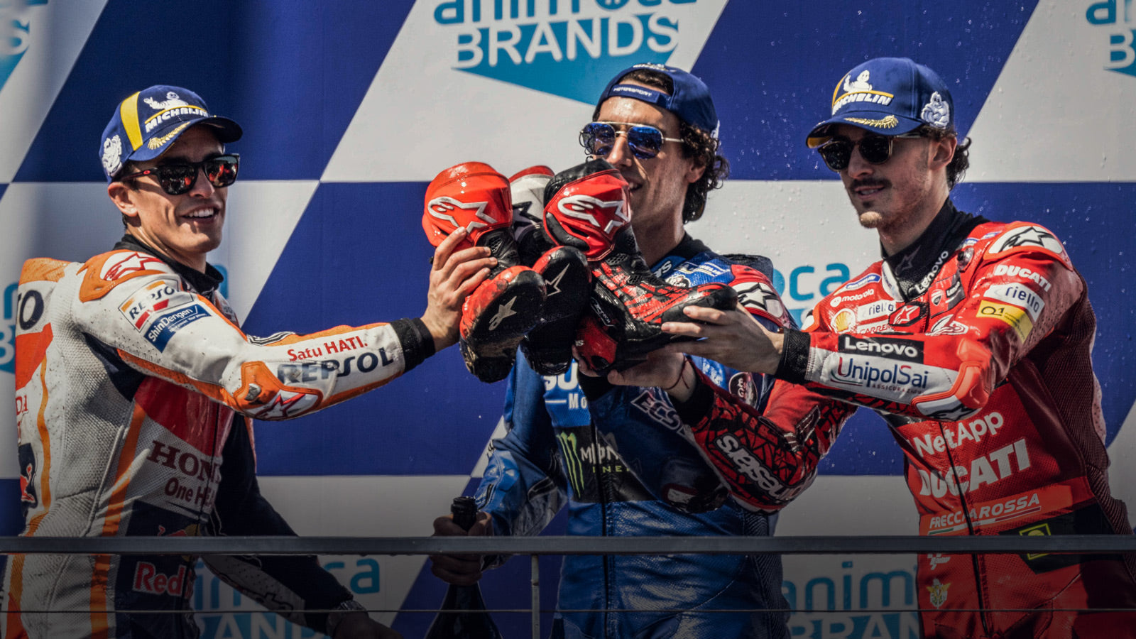 Piloto de MotoGP con equipamiento Alpinestars