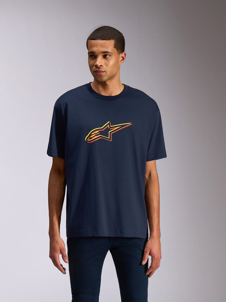 Un Homme Avec Le Mot Indulgent Sur Son T-shirt Image stock - Image du Un Homme Avec Le Mot Indulgent Sur Son T-shirt Image stock - Image du