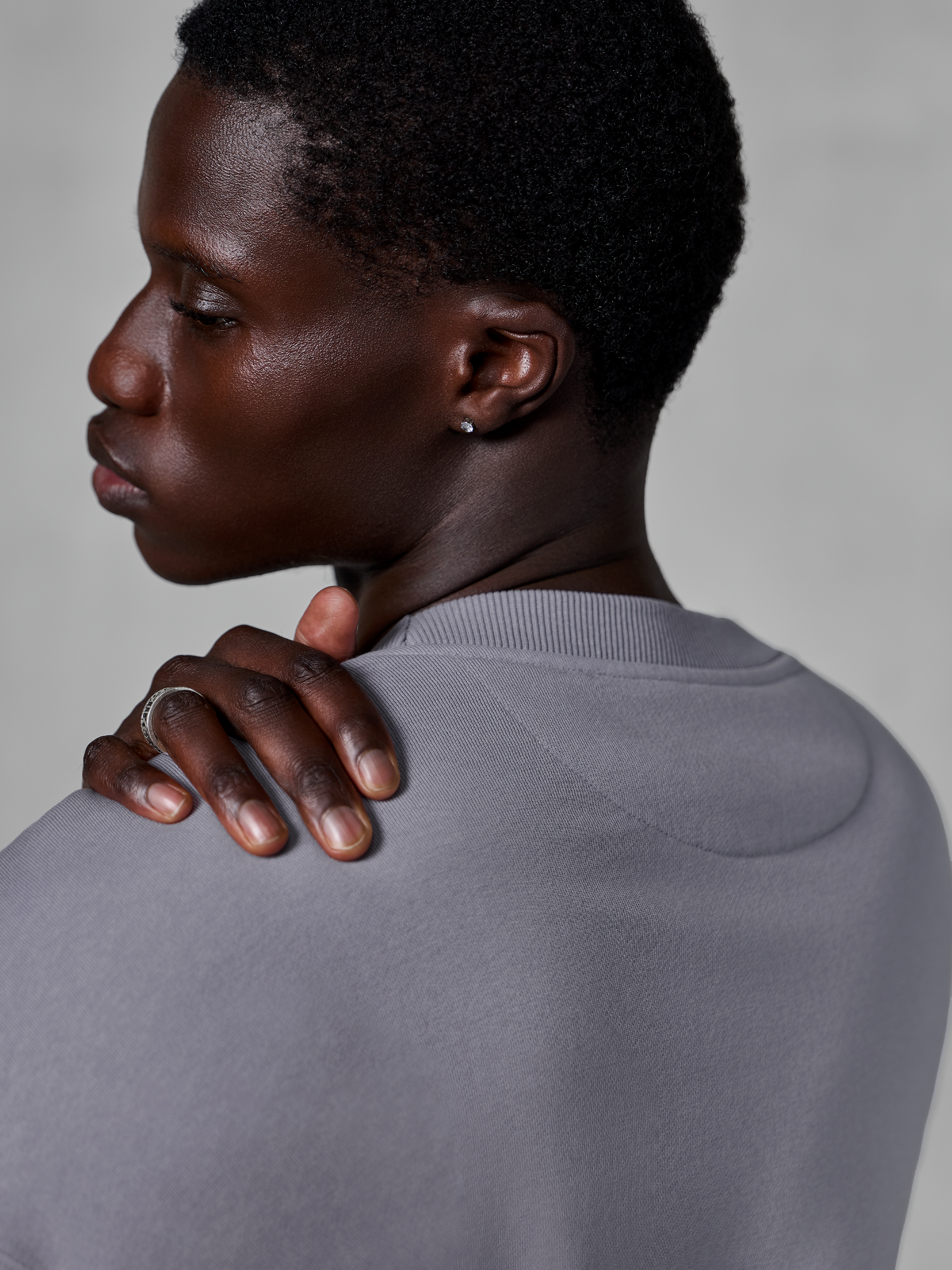 Alpinestars Essentials Ageless Crew, Silver crewneck sweatshirt, close-up view of the shoulder and ribbed neckline, premium stone-washed fleece texture, casual everyday streetwear