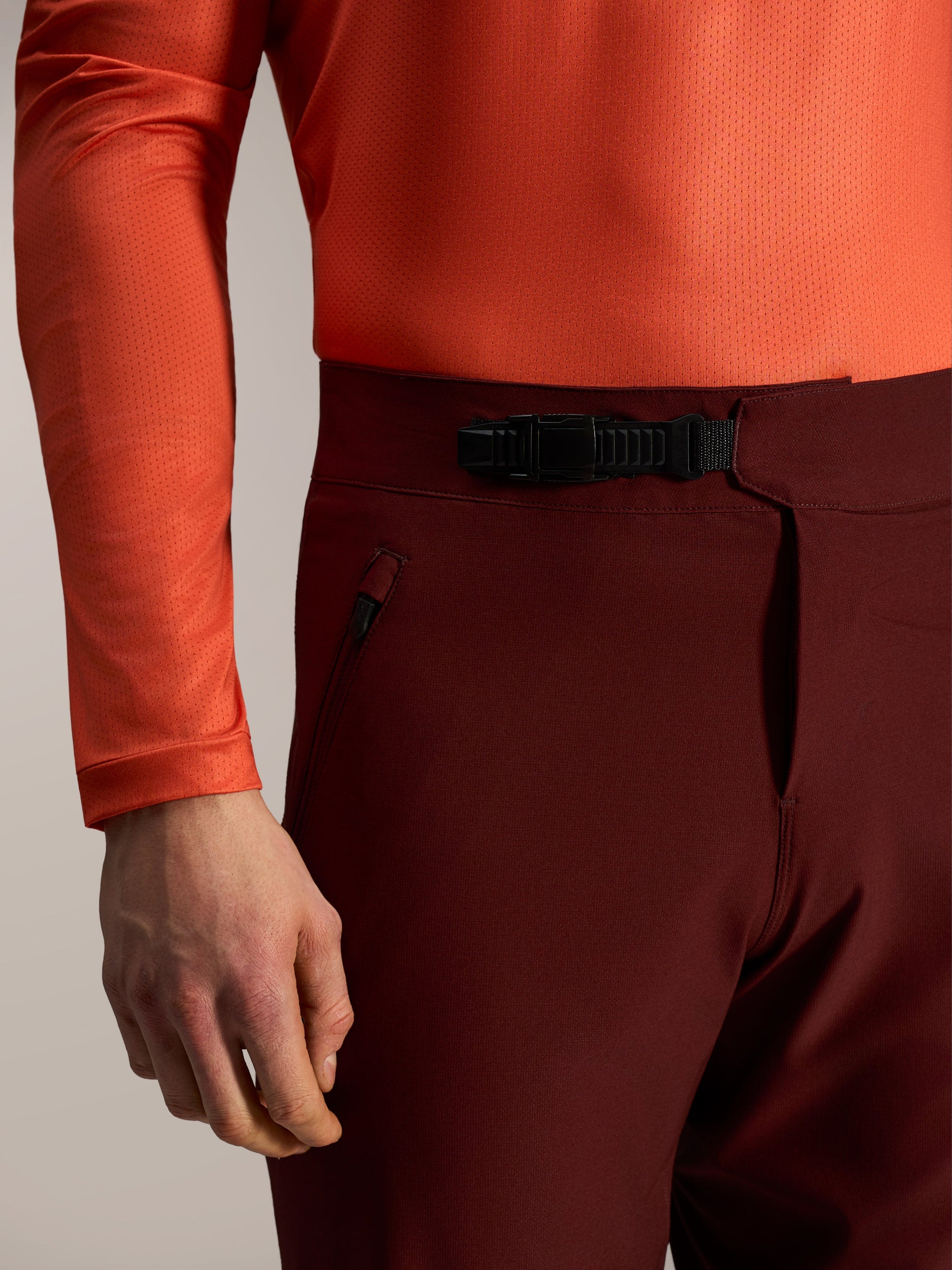 Bordeaux A-Dura Ride Shorts detailing the front ratchet closure system and secure zippered pocket for performance MTB.