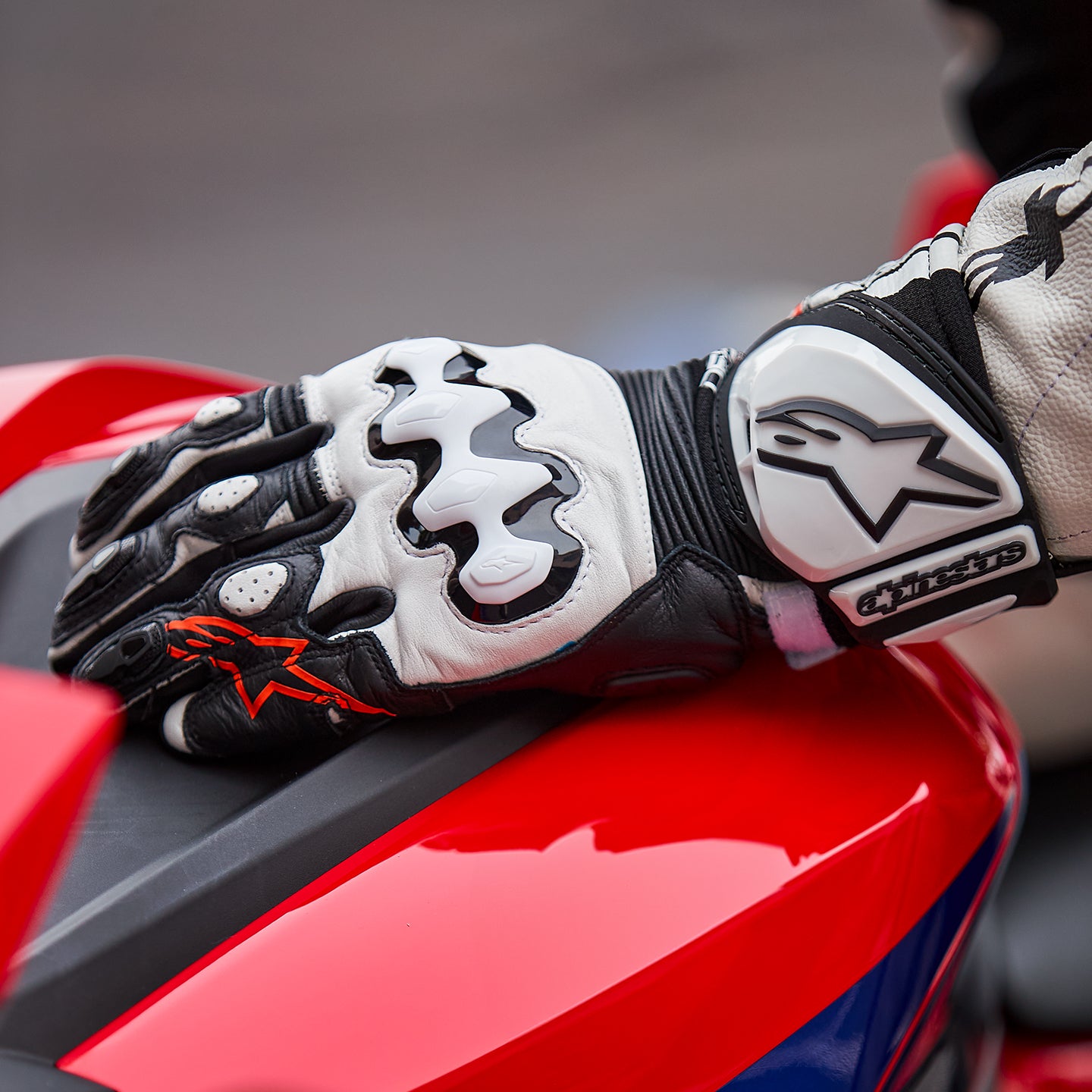 GP Pro R4 Gloves | Alpinestars® Official Site