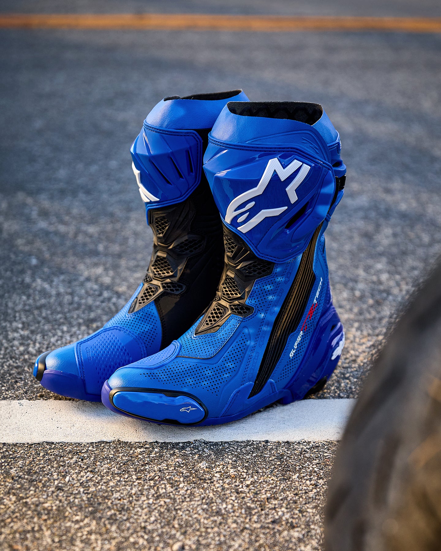 Supertech R Vented - Black Motorcycle Boots | Alpinestars®