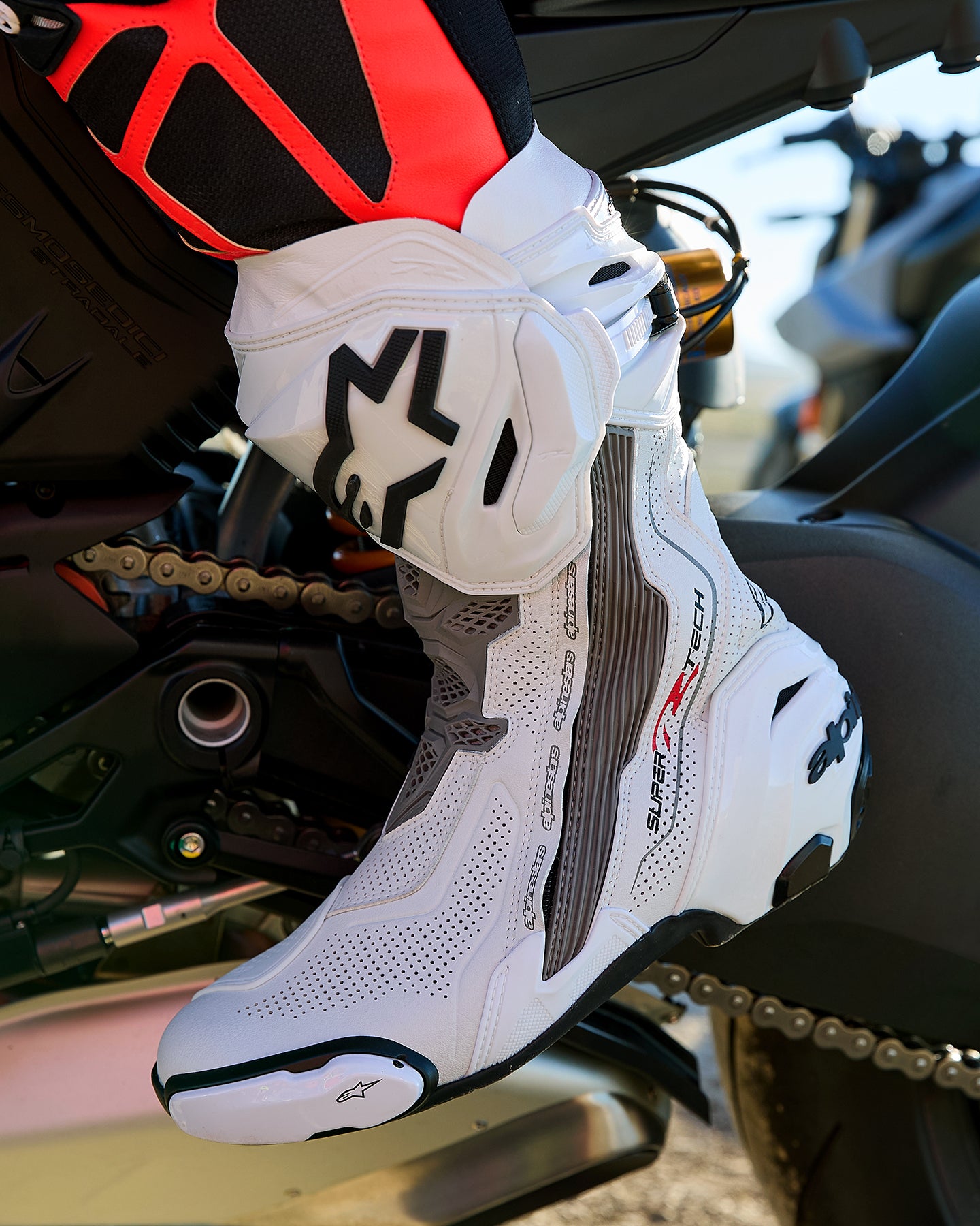 Supertech R Vented - Black Motorcycle Boots | Alpinestars®
