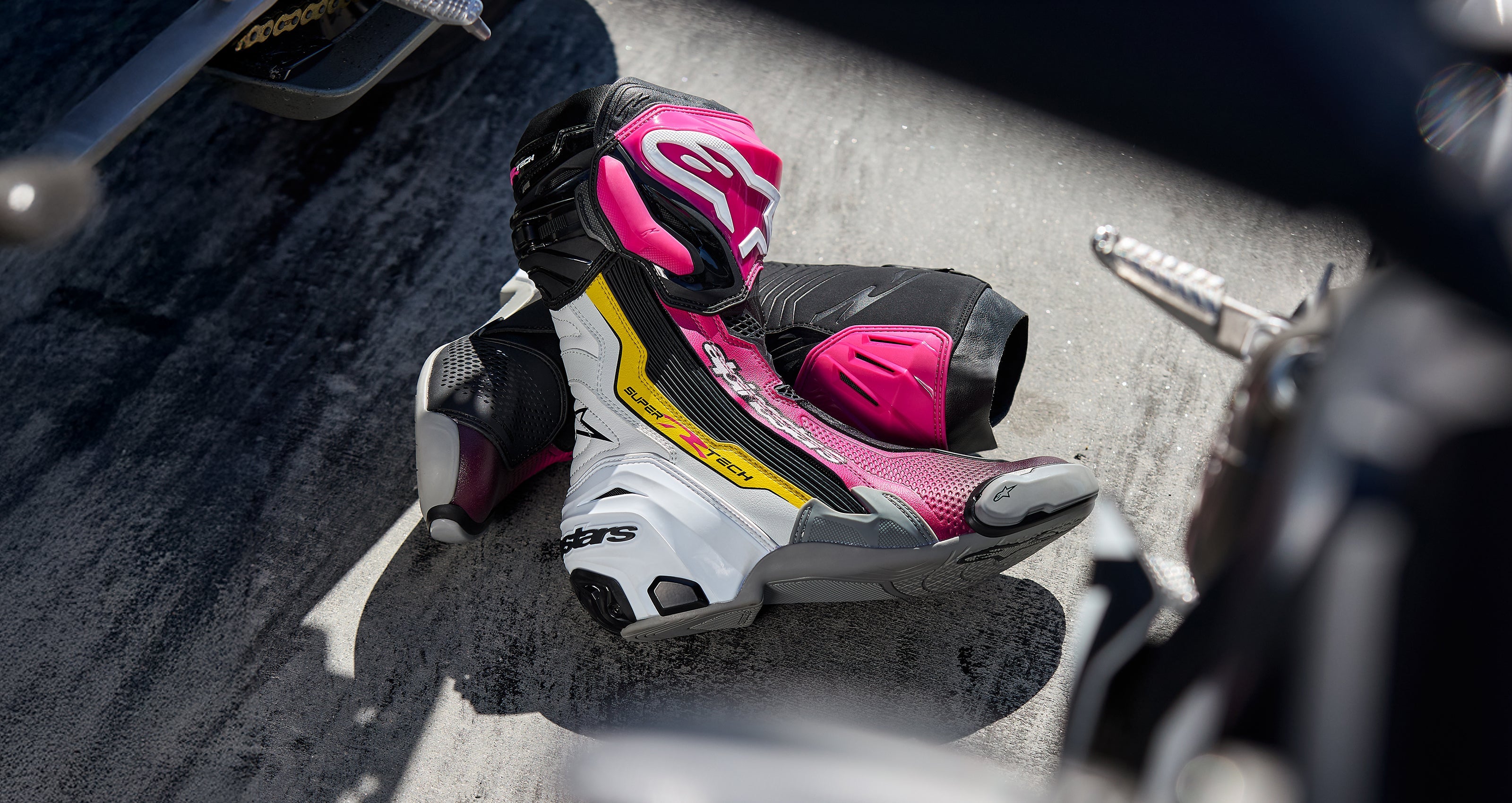 Alpinestars バイクブーツ ブラック/レッド／イエローグリーン Supertech R - Yellow Motorcycle Boots | Alpinestars®